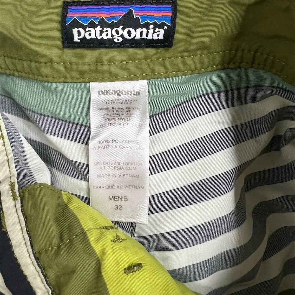 Patagonia Men's Wavefarer Board Shorts Green Striped UPF 50+ Size 32